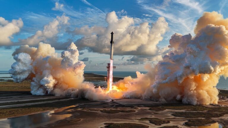 Starship de SpaceX realiza su primer vuelo orbital